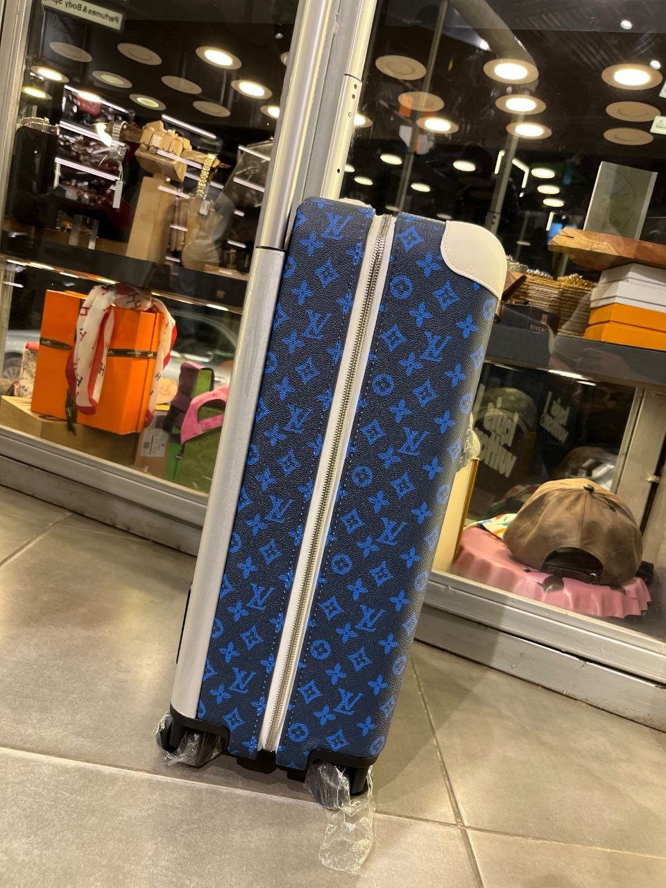 Louis Vuitton Black & Blue Playful Font Carry-On Travel Bag - الصورة 5
